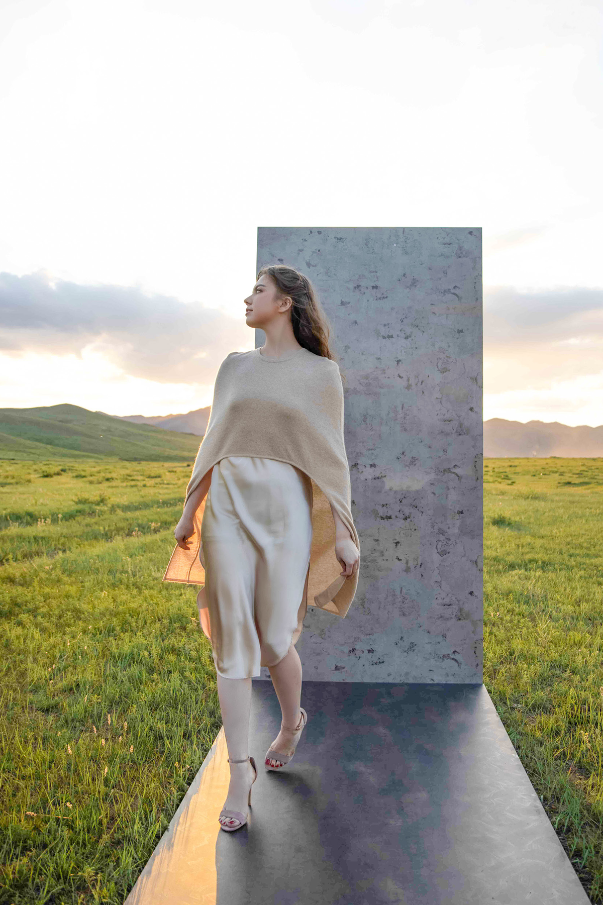 Lightweight Beige Cashmere Cropped Poncho